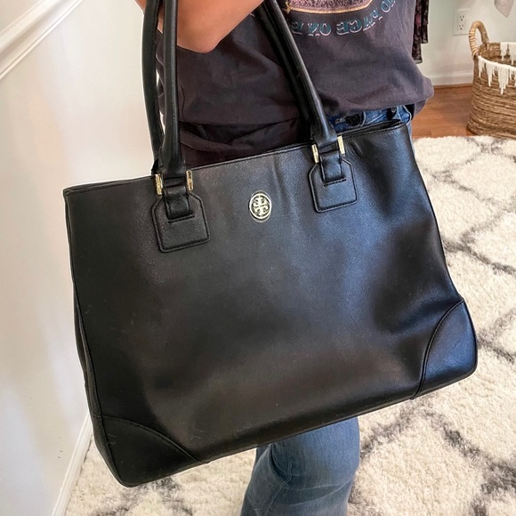 Tory Burch Handbags - Tory Burch Large Robinson East/West Leather Tote Bag